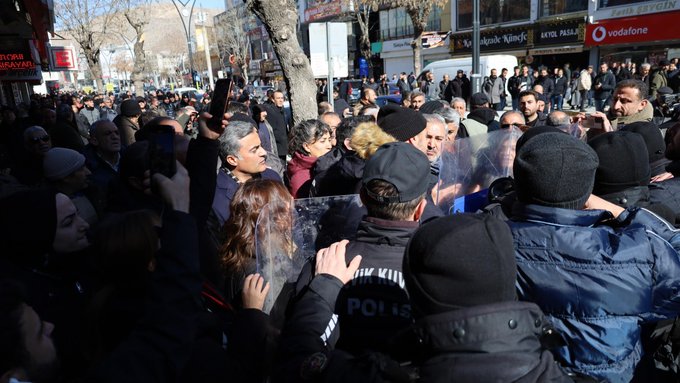 Van'da  kayyım protestoları: 219 kişi gözaltına alındı